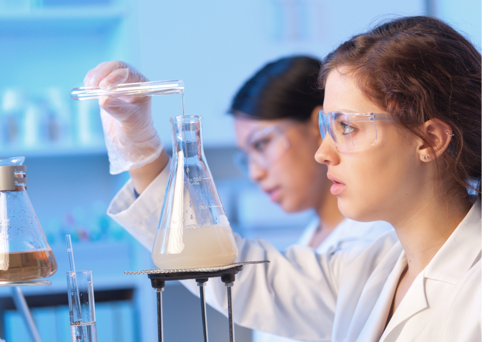 Studentka z menzurką laboratoryjną